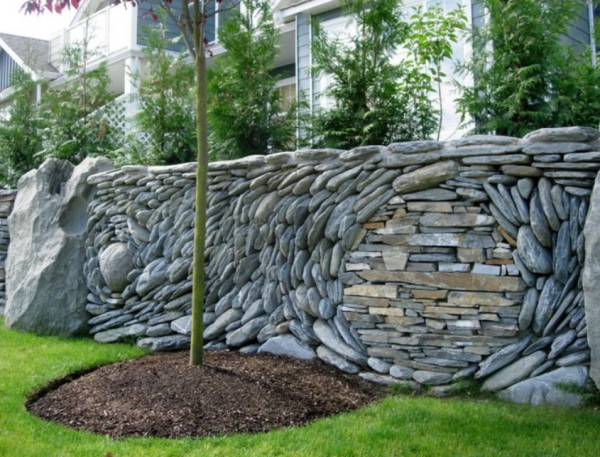 Pagar Batu Alam dengan Desain Kuno